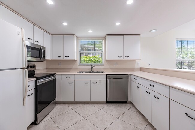 Building Photo - 6670 Ilex Cir