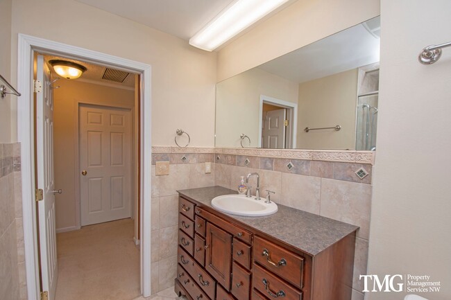 Building Photo - Beautiful Three Bedroom in Great Camas Nei...