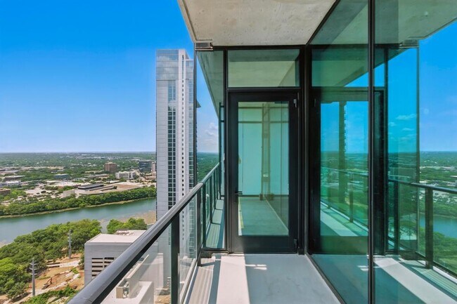 Building Photo - 610 Davis St