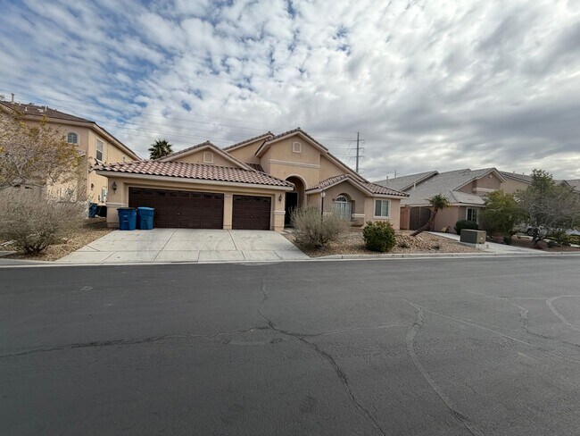 Building Photo - Spacious 4 bedroom
