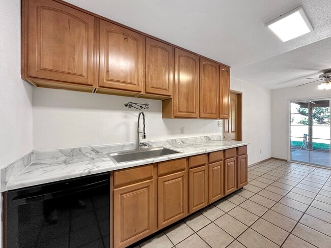 Building Photo - Charming 4BD/2BA House in San Carlos W/ W/...
