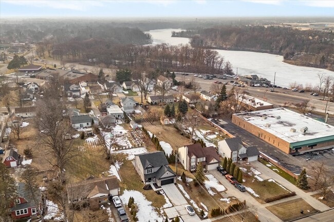 Building Photo - 9805 Newburgh Rd