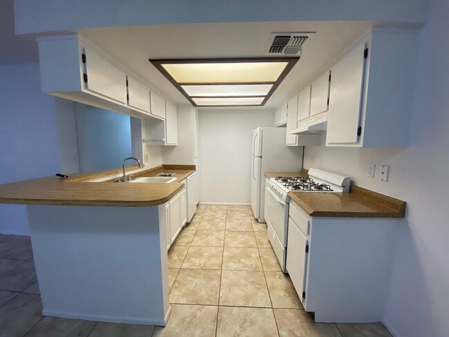 Building Photo - *DONT MISS OUT ON THIS GREAT MOVE IN SPECIAL! 1/2 OFF OF FIRST FULL MONTHS RENT!!