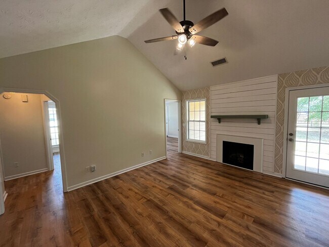 Building Photo - New On the Market!