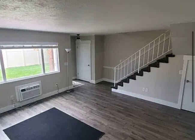 Building Photo - 2 Bedroom Townhome in Taylorsville