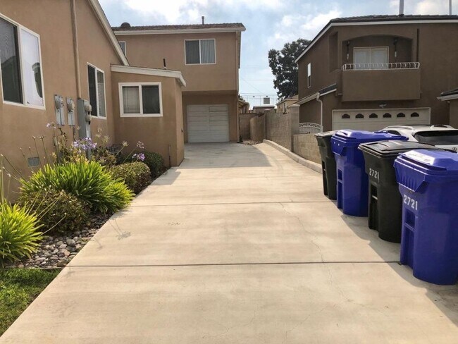 Building Photo - 2721-27 Nye St