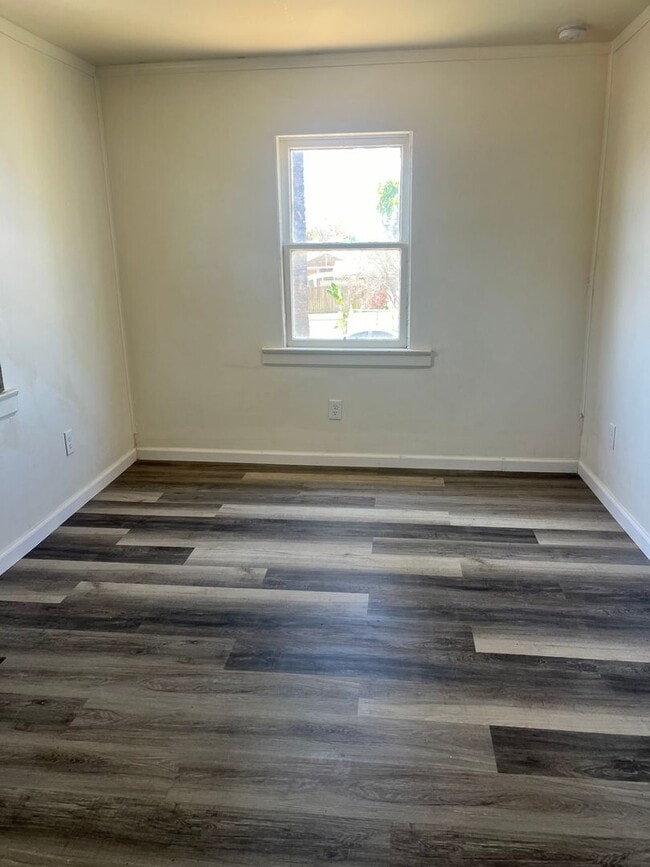 Building Photo - 615 Central