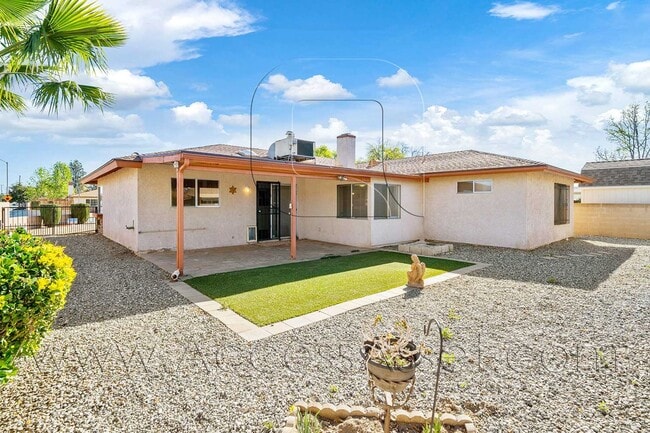 Building Photo - Single-Story 3 Bed with Covered Patio & Gated Yard