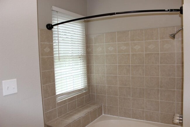 Building Photo - 2208 Quiet Wood Dr