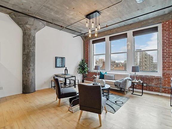 Building Photo - "Chic Urban Living: Spacious 2-Bedroom Ret...