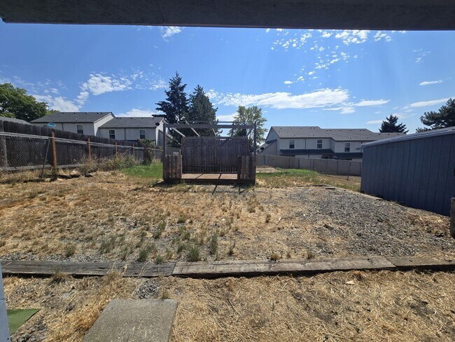 Building Photo - 661 NE Meadow Ave