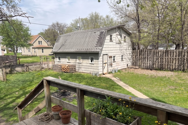 Building Photo - Charming Home with Massive Yard & Creative Space!