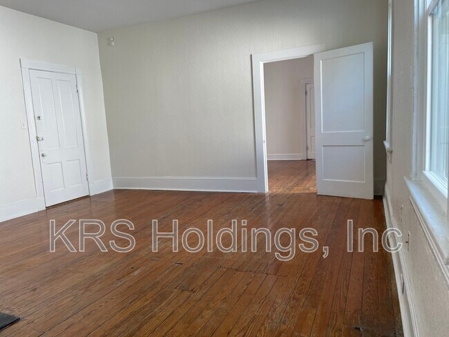 Building Photo - 423 London St