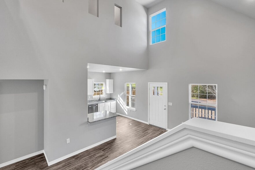 Building Photo - 518 Ranier Dr