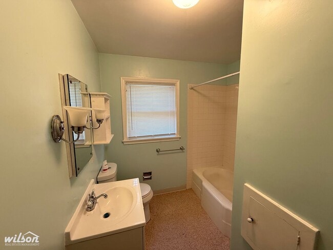 Building Photo - West Yakima 3-Bedroom Home with Spacious Living Areas