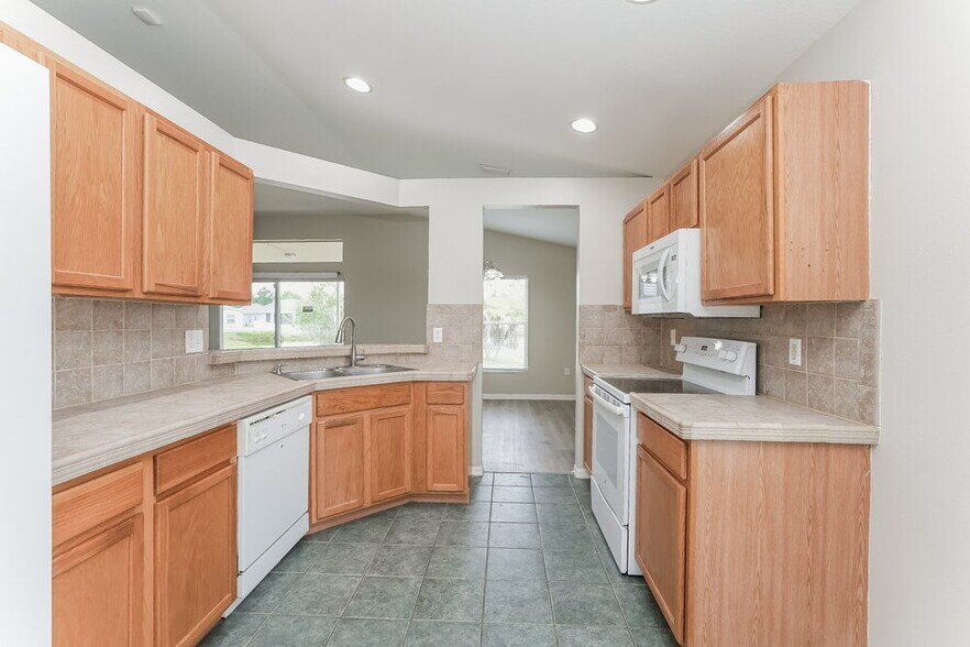 Building Photo - 926 Summer Breeze Dr