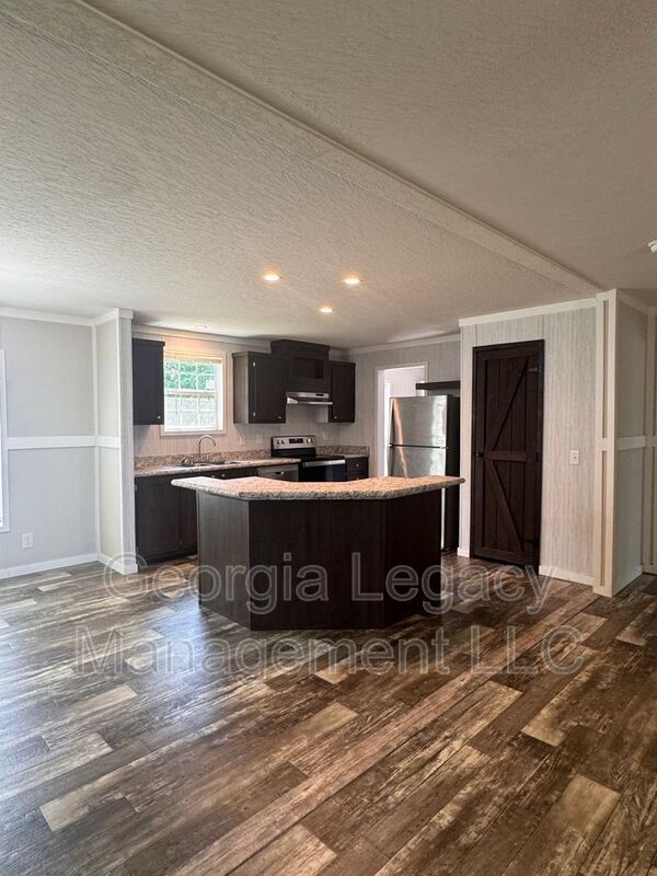 Building Photo - 552 Sewell Mill Rd