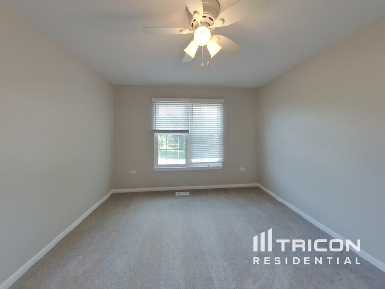 Building Photo - 1318 Deerpath Cir