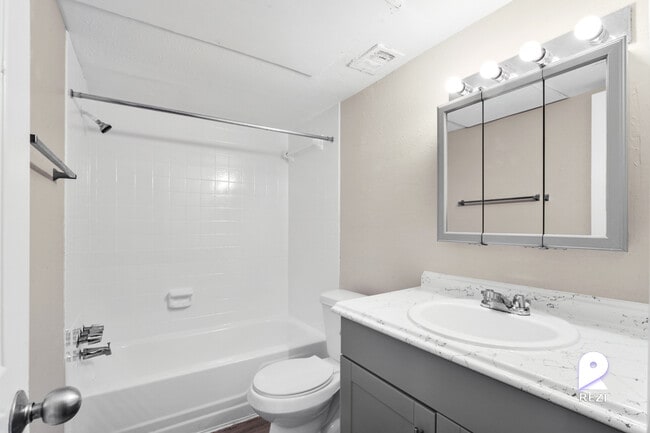 Building Photo - 11810 Algonquin Dr