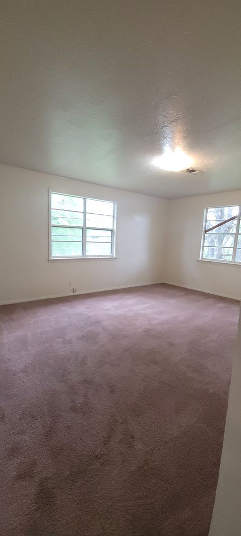 Building Photo - Huge 3 bedroom/1 bath upstairs apartment with Water, Gas Range and Refrigerator!