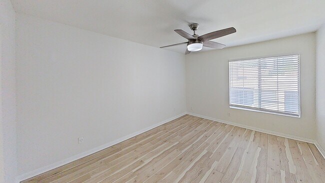 Building Photo - Woodland Hills 2/Bedroom and Loft Condo!