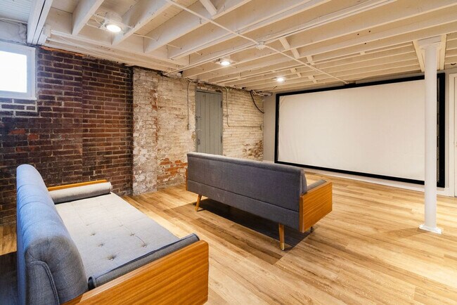 Building Photo - 1501 E 105th St