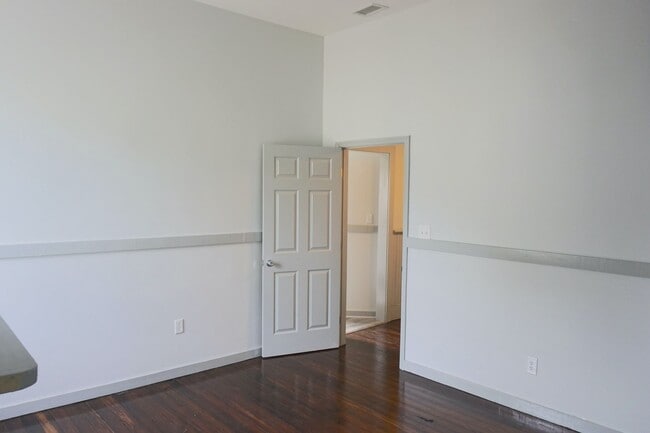 Building Photo - 2 BED | 1 BATH | JUST RENOVATED | VICTORIA...