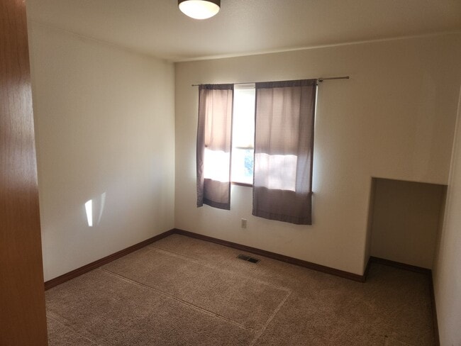 Building Photo - N/E home with 4 bed, 4 baths, 2 car garage!