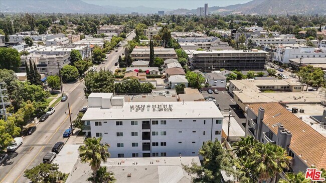 Building Photo - 10918 Camarillo St