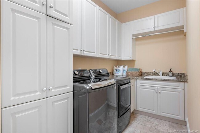 Building Photo - 130 SE Bella Strano