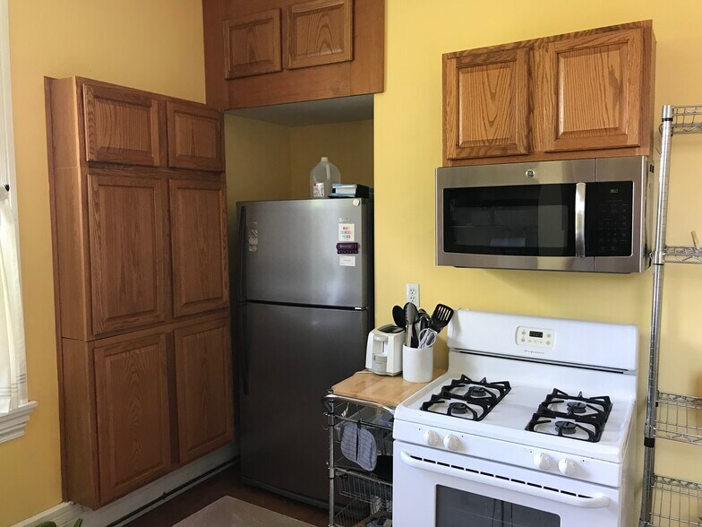 Fully equipped eat-in kitchen. Dimensions (in U.S. feet): 11' x 12’. Kitchen equipment: coffee press, blender, toaster, hand mixer, dishes, cups, glasses, silverware, knives, salad spinner, storage containers, cookware, bakeware, towels, ice trays, etc. Dimensions (in U.S. feet): 11' x 12' - 3284 Dawson Street