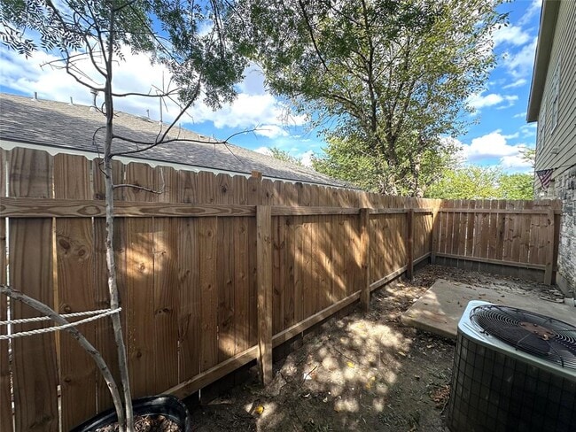 Building Photo - 2203 Creekside Ln