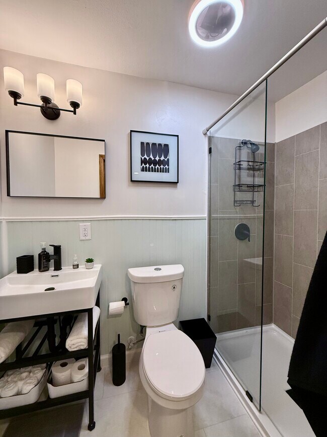 Bathroom (Bedroom 1) - 6634 Etzel Ave