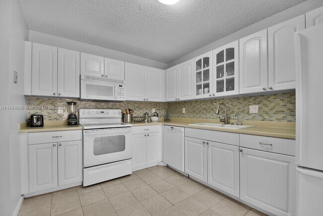 Primary Photo - 6650 Via Regina