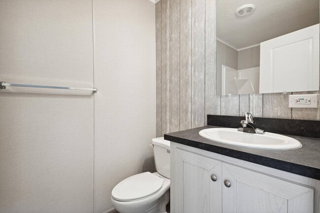 Building Photo - 10 Parkview Dr