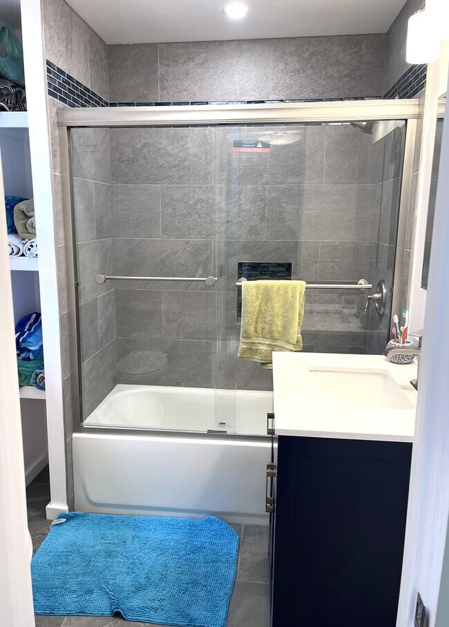 Building Photo - Fully Furnished- 2 bedroom/ 2 bathroom in Seacliff neighborhood walking distance to the beach