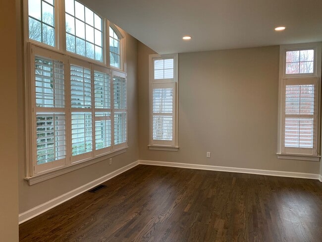 Building Photo - 5 Bed | 3.5 Bath House with Finished Basem...