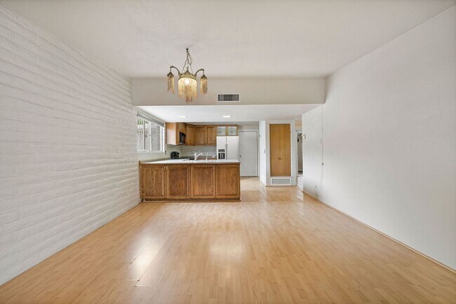 Building Photo - Eastside 4 Bedroom Home with Pool