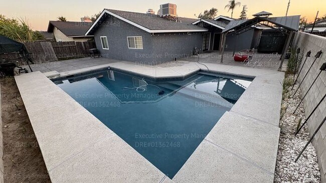 Building Photo - 3 bedroom 2 bathroom home with pool and near shopping centers.