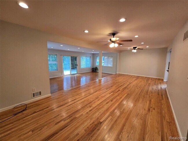 Building Photo - 2310 Cumberland Dr