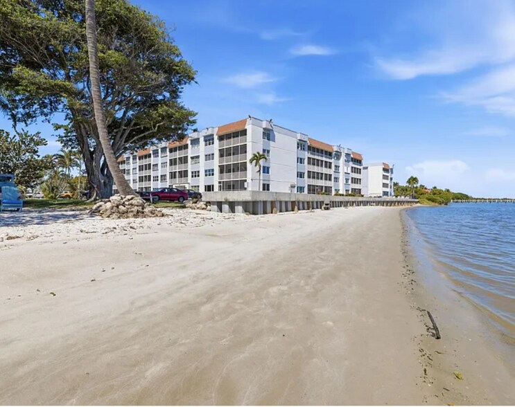 Building Photo - 1516 S Lakeside Dr