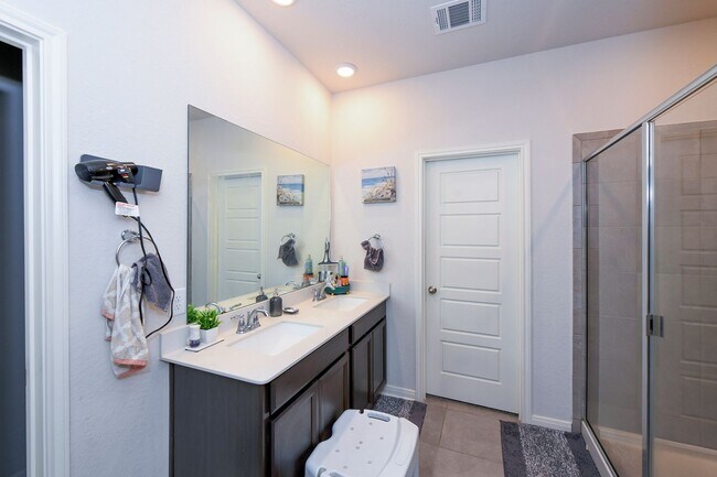 Building Photo - Nestled in the highly sought-after Scenic ...