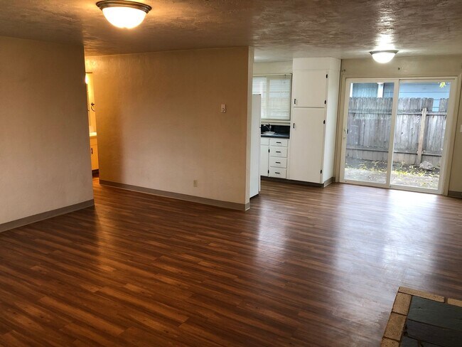 Building Photo - Updated 3 bedroom 1 bath house in Springfi...