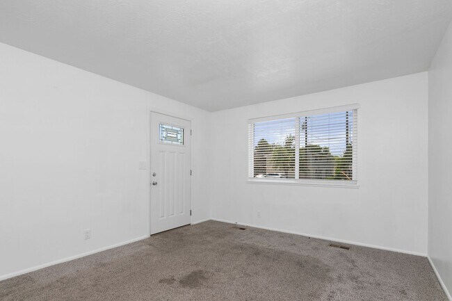 Building Photo - 2bd, 1b Cozy Home awaits in Boise Bench!