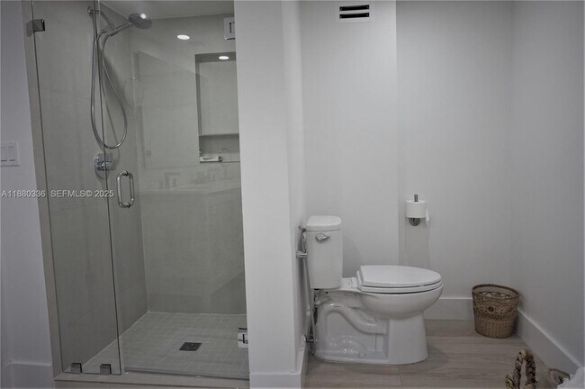 Building Photo - 210 Seaview Dr