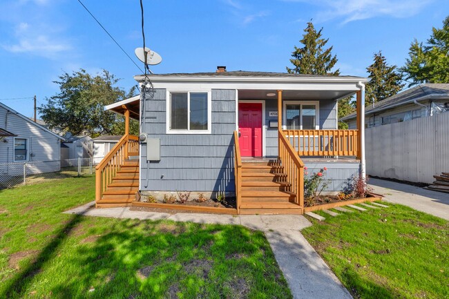 Building Photo - Two Bed 2 Bath Single Family Home Close to...