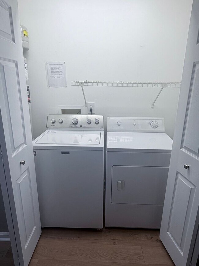 Building Photo - Great Location - 2 Bed, 2 Bath Condo Available Now!