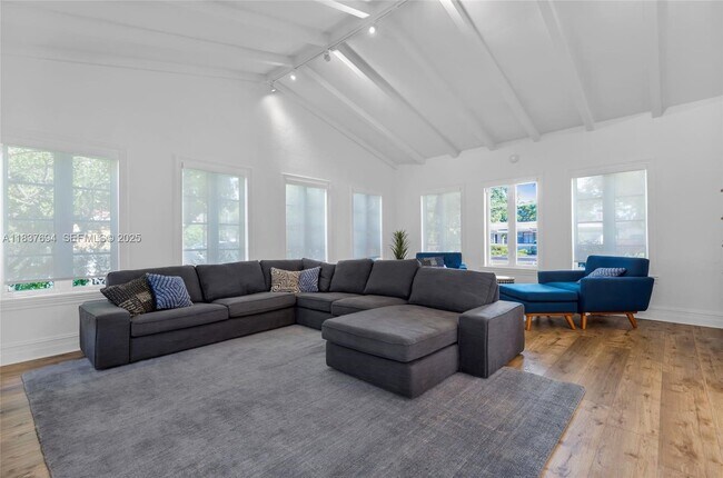 Building Photo - 113 NE 101st St