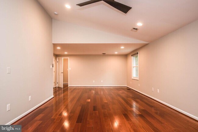 Building Photo - 9627 Locust Hill Dr