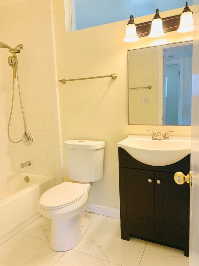Building Photo - BEAUTIFUL AND SPACIOUS 3BD/2BA SINGLE FAMI...